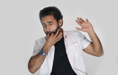 Başparmağında ve işaret parmağında ıslık çalan ve iyi görünen genç bir çocuk. .