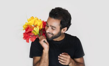 Çiçekleri olan, romantik ve mutlu bir adam.