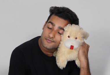 Oyuncak ayısıyla rahatlamış hisseden bir adam