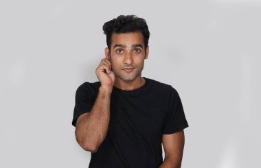 Genç bir adam misafirini kullanan birinden özür diliyor.