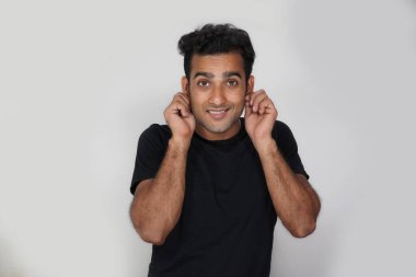 Genç bir adam misafirini kullanan birinden özür diliyor.