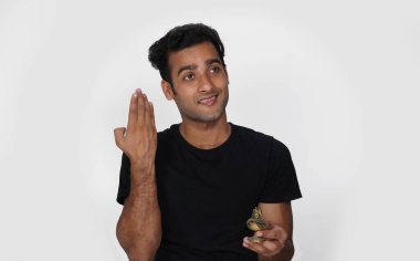 Büyülü bir lambası olan ve mutlu bir adam