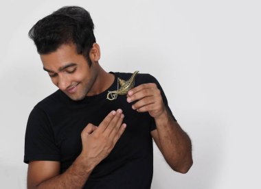 Büyülü bir lambası olan ve mutlu bir adam