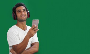 Yurtdışında okumak ve cep telefonunu kontrol etmek için burs almayı düşünen bir öğrenci.