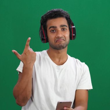 Sorunlar yüzünden mutsuz bir adam.