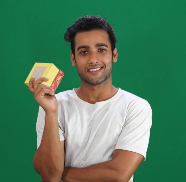 Hediye kutusu olan bir adam sürpriz yapmak istiyor.