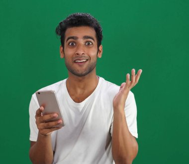 Şaşırmış bir adam ve elinde Mobile