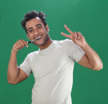 Adam dişlerini fırçaladı.