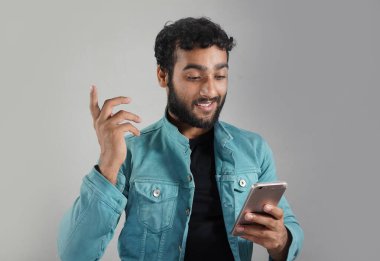 Mobil ve beyaz arka planda mutlu vakit harcayan bir adam.