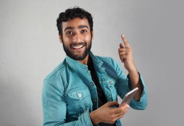 Taşınabilir beyaz arka planı olan bir adam