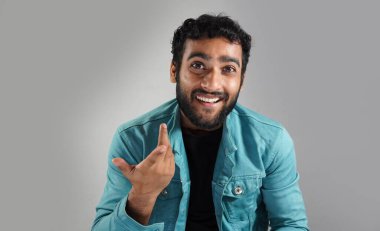 Kamerada nasıl olduğunu soran bir adam.