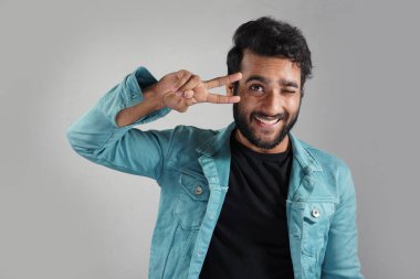 Güzel gözlerini gösteren bir adam.