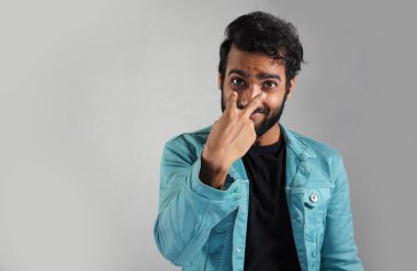 Genç bir çocuk gözlerime bakıyor.