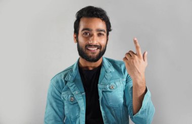 Beyaz arka planda vau diyen bir adam.