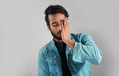 Bir adam hata yaptı ve üzüldü.