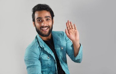 Beyaz geçmişi olan mutlu bir adam.