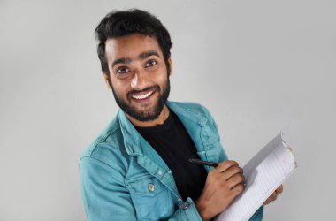 Not defteri olan bir adam bir şeyler yazıyor.