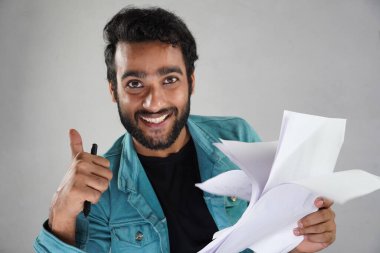 Beyaz geçmişi olan Asyalı bir kağıt ve kaleme sahip olmak.