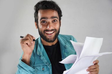 Beyaz geçmişi olan Asyalı bir kağıt ve kaleme sahip olmak.