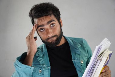 Kağıt ve kitapların beyaz arkaplanlı Stuy ile ilgilenmemesi