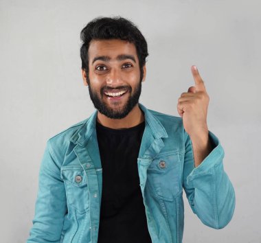 Adamın beyaz arka planda bir fikri var.