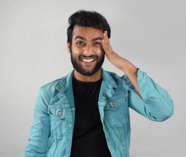 Bir adam beyaz arka planda ooohhh diyor