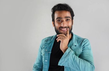 Adamın beyaz arka planda bir fikri var.