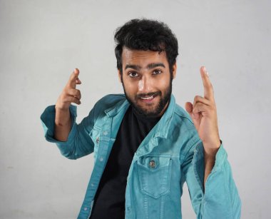 Kötü adamı taklit etmeye çalışan bir adamın görüntüsü.