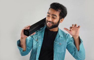 Ses çubuğu olan bir adamın görüntüsü. O mutlu ve dans ediyor.