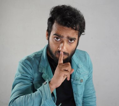 Jest yaparak konuşan bir adam sessiz kalır.