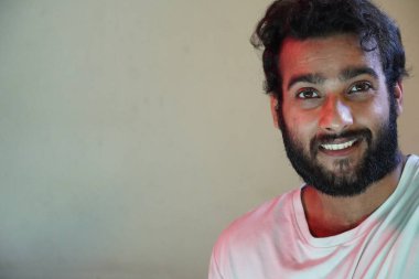 Gülümseyen yakışıklı bir genç adam portresi