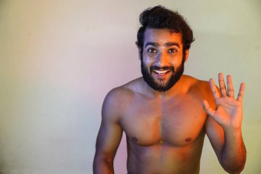 Sağlıklı bir adam merhaba diyor.