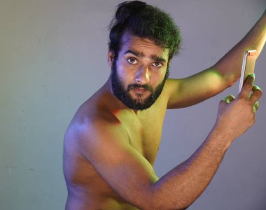 Stüdyoda telefon kullanan sağlıklı bir adam.