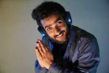 namaskaara Kızılderili imajı çizen adam.