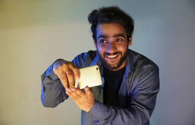 Adam cep telefonuyla fotoğraf çekiyor.