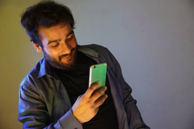 Adam cep telefonuyla fotoğraf çekiyor.