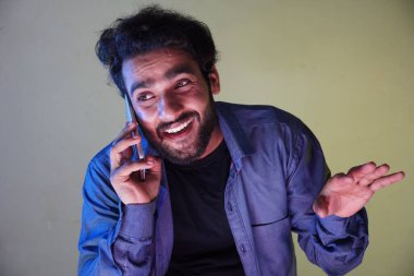 Adam nöbetçi biriyle konuşuyor.