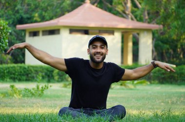 Görüntü uçurmaya çalışan bir adam