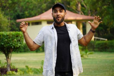 Evini aldıktan sonra heyecanlanan bir adam.