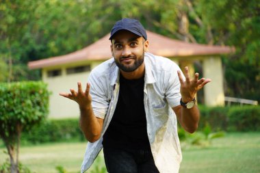 Bir adam soruyor. Evet, söyle.