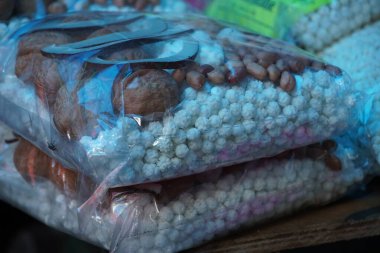 Plastiğe sarılmış papağan.