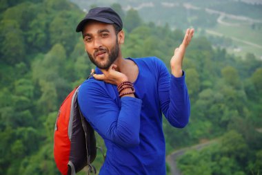 Çantalı genç öğrenci.