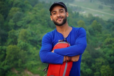 Okul çantasıyla Asyalı genç bir çocuk.