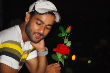 Güllü bir çocuk Sevgililer Günü 'ne gidiyor.