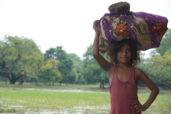 Köyde çalışan çocuklar.