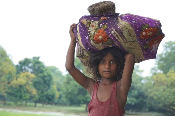 Köyde çalışan çocuklar.