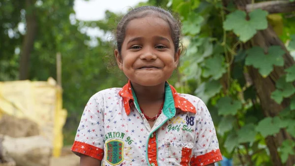 Bu kız çok çekici bir görünüş ve tatlı bir gülümseme.