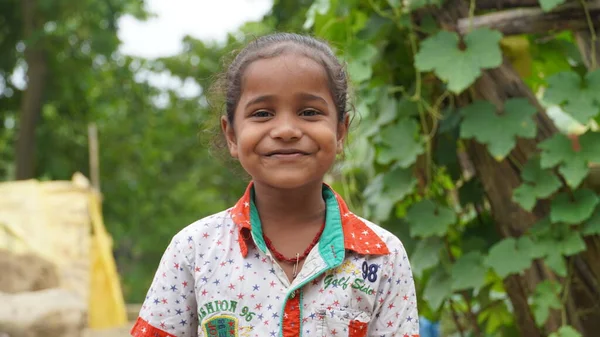 Bu kız çok çekici bir görünüş ve tatlı bir gülümseme.