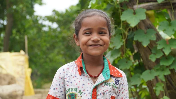 Bu kız çok çekici bir görünüş ve tatlı bir gülümseme.