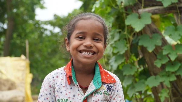 Bu kız çok çekici bir görünüş ve tatlı bir gülümseme.